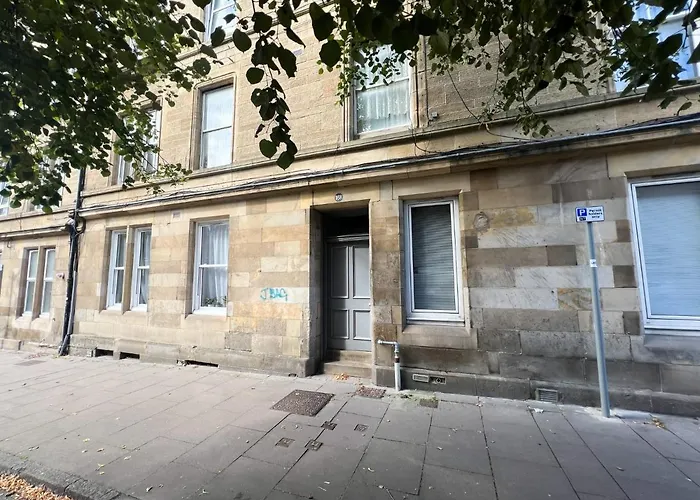 Convenient 2Br Basement Flat In Leith