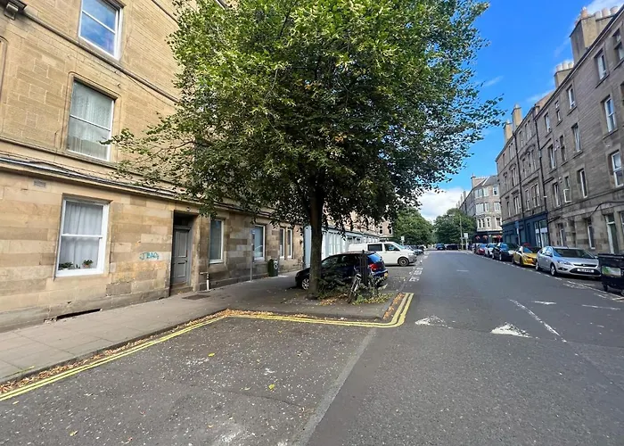 Convenient 2Br Basement Flat In Leith